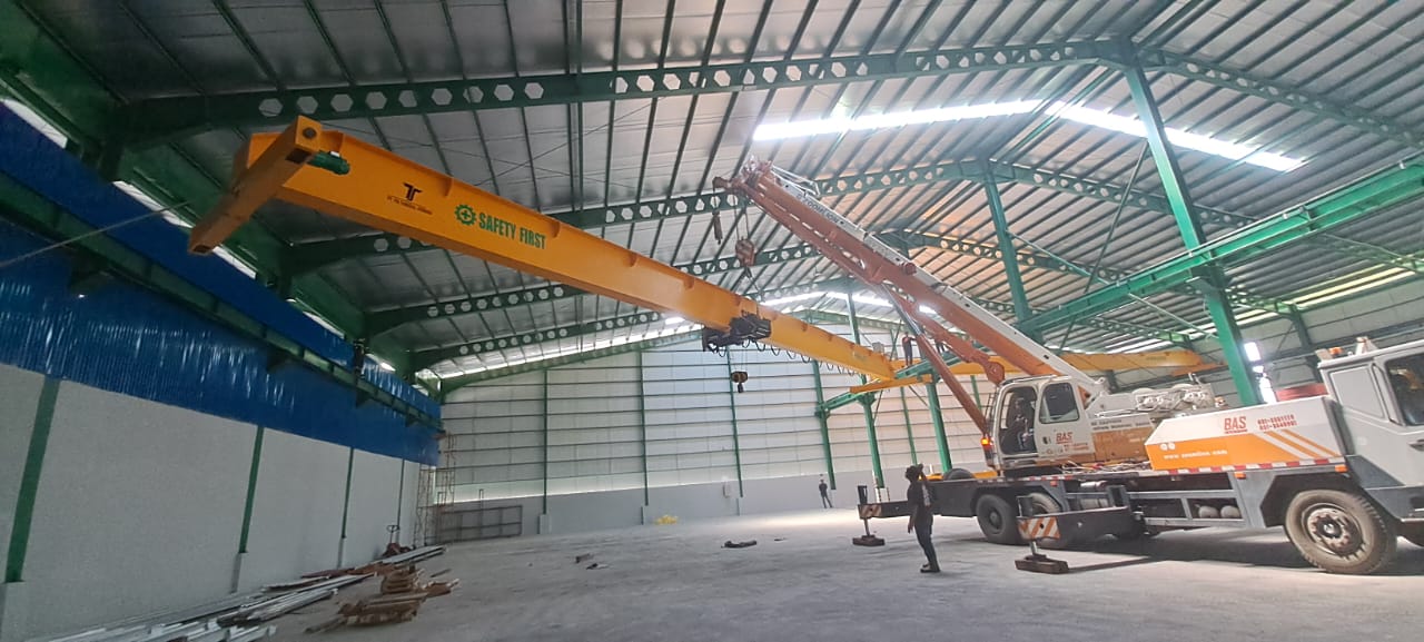 Cara Memilih Kontraktor Crane Terpercaya untuk Pabrik & Gudang